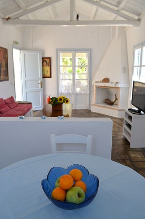 TV, fireplace - Villa Kyma at Vathias Beach (Skopelos)