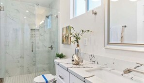 Shower, towels, soap, toilet paper - Spacious 4-bedroom townhome in beautiful Hawthorne with AC (Hawthorne)