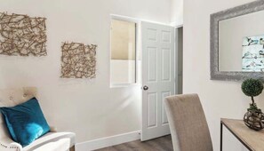 Interior - Spacious 4-bedroom townhome in beautiful Hawthorne with AC (Hawthorne)