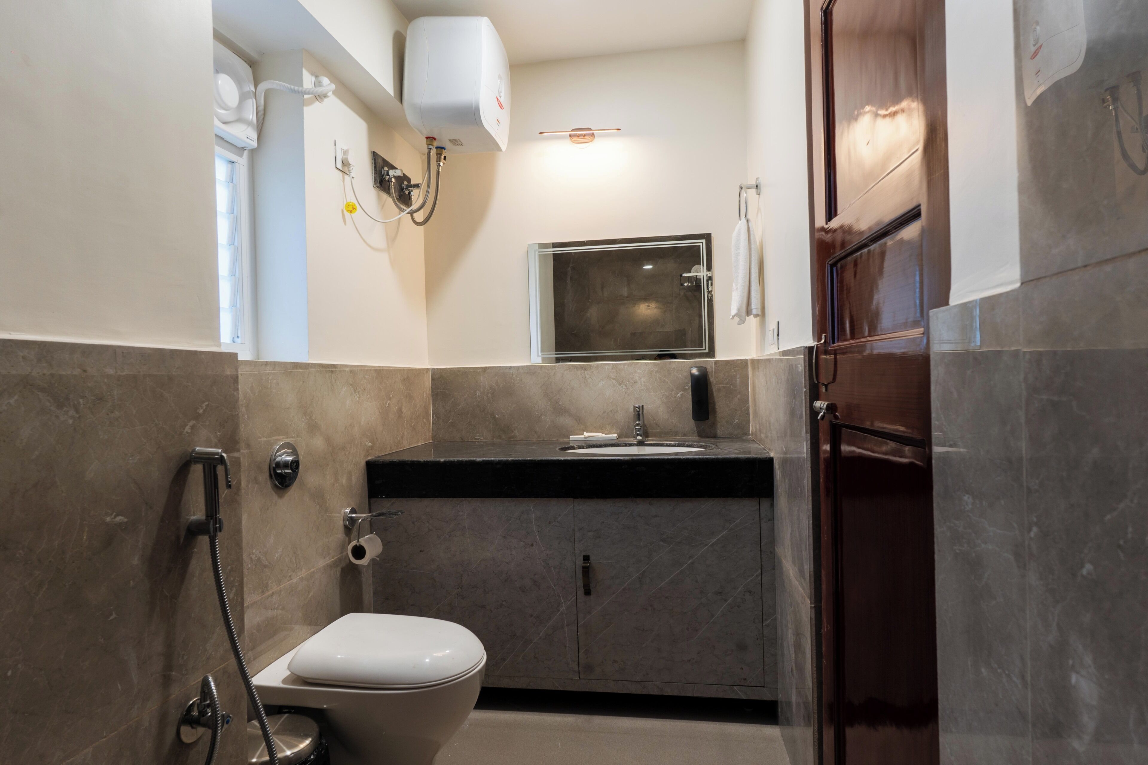 Ein modernes Badezimmer mit Toilette, Waschbecken und Dusche.
