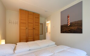 Internet, bed sheets - Cozy apartment Torenhoeve 19 in a quietly located hotel complex (Nieuw-Haamstede)