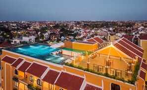 Outdoor pool, open 6:00 AM to 10:00 PM, pool umbrellas, sun loungers - Aria Boutique Hotel Hoi An (Hoi An)