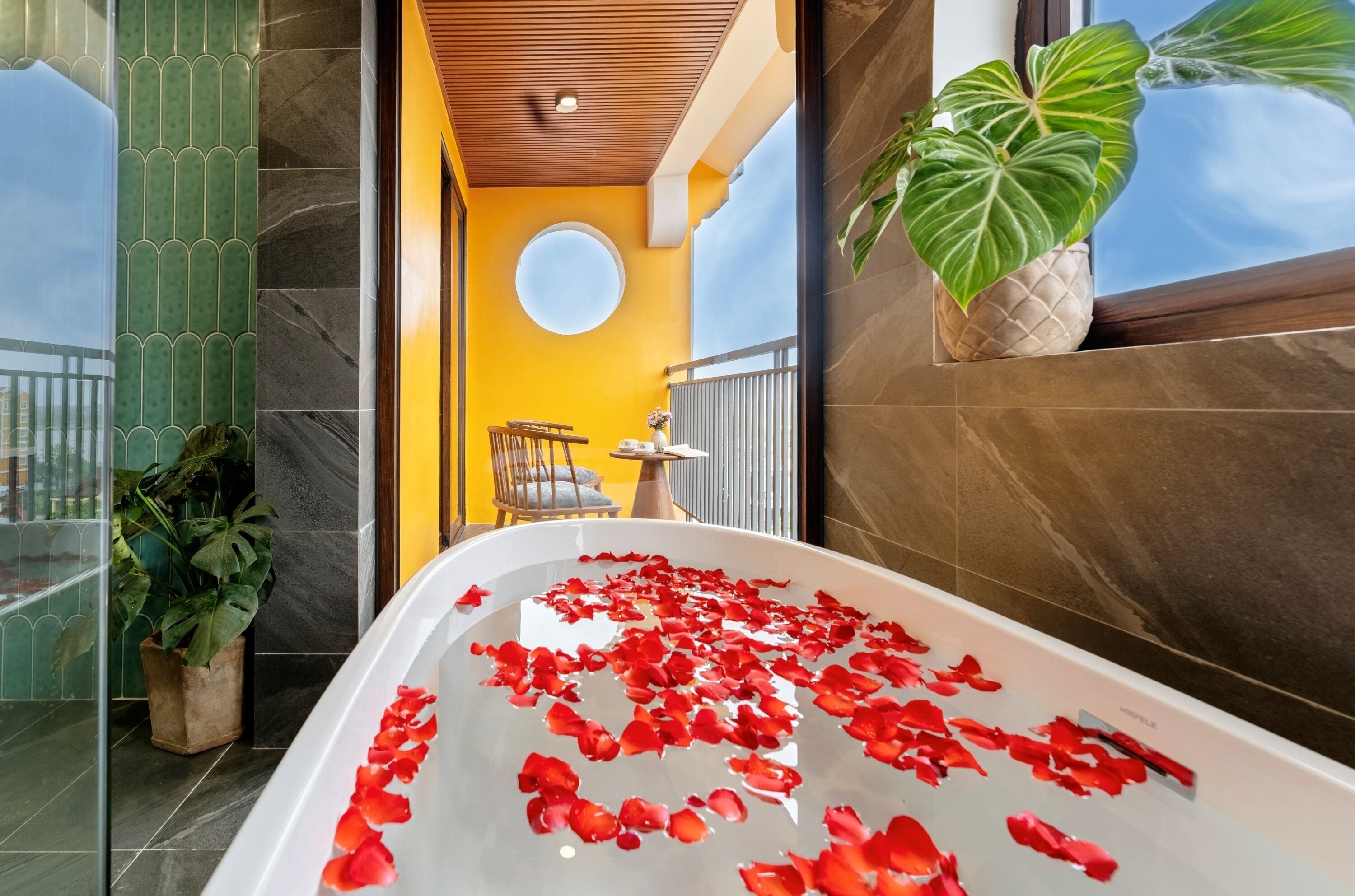 Suite Signature with Bathtub | Badeværelse | Gratis toiletartikler, hårtørrer, badekåber, hjemmesko