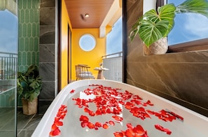 Suite Signature with Bathtub | Banheiro | Produtos de toalete grátis, secador de cabelo, roupões de banho 