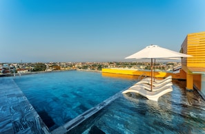 Outdoor pool, open 6:00 AM to 10:00 PM, pool umbrellas, sun loungers - Aria Boutique Hotel Hoi An (Hoi An)