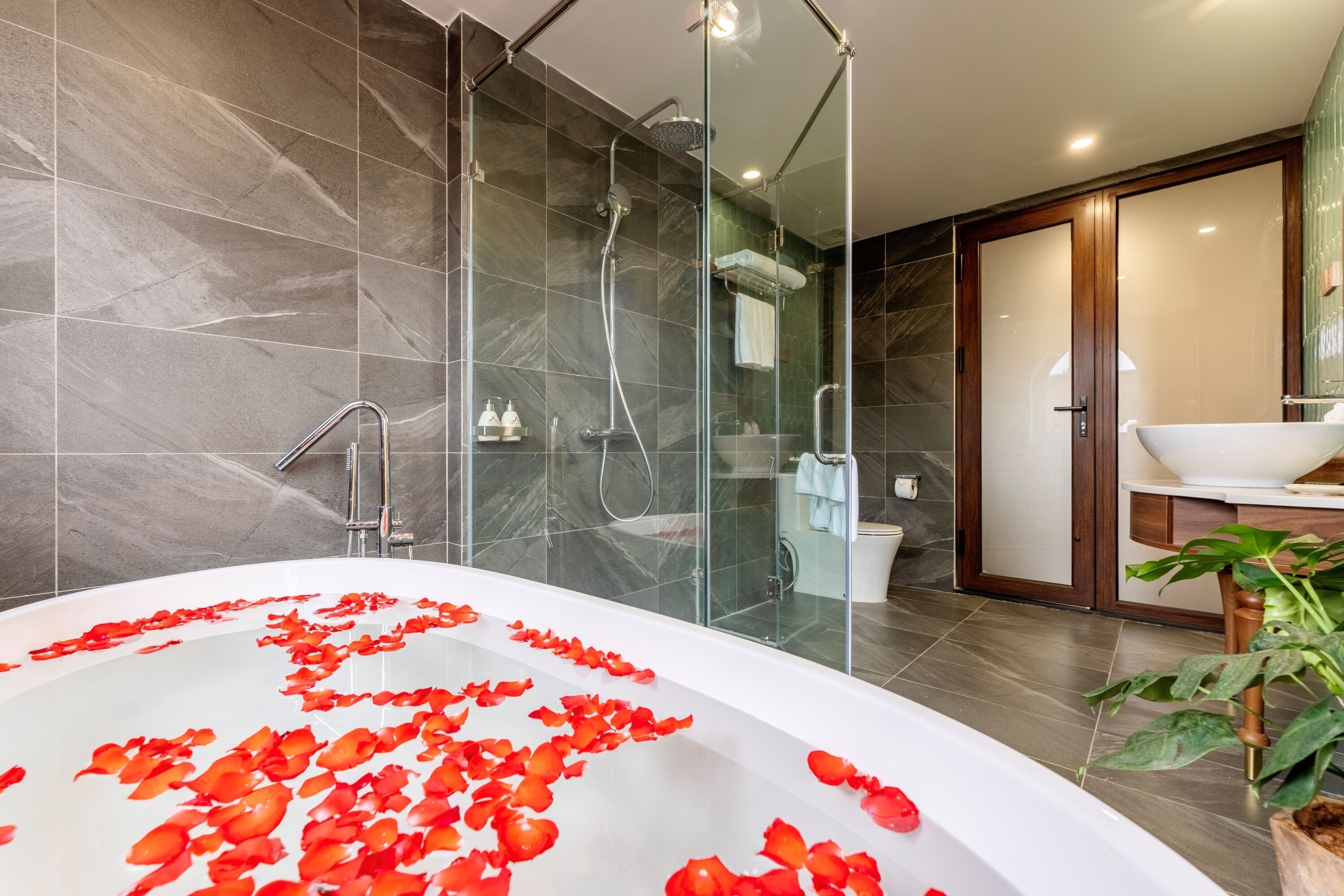Suite Signature with Bathtub | Bagno | Set di cortesia gratuito, asciugacapelli, accappatoio, pantofole