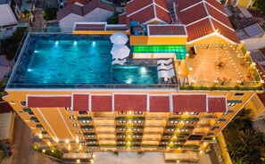 Piscina a l'aire lliure (horari: 06:00-22:00), para-sols i gandules 