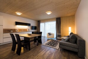 Departamento Confort, 1 habitación, cocina | Área de sala de estar | Televisión de pantalla plana de 35 pulgadas con canales vía satélite 