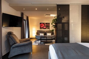Apartamento superior, 2 habitaciones, cocina | Zona de estar | Televisión de pantalla plana de 35 pulgadas con canales por satélite