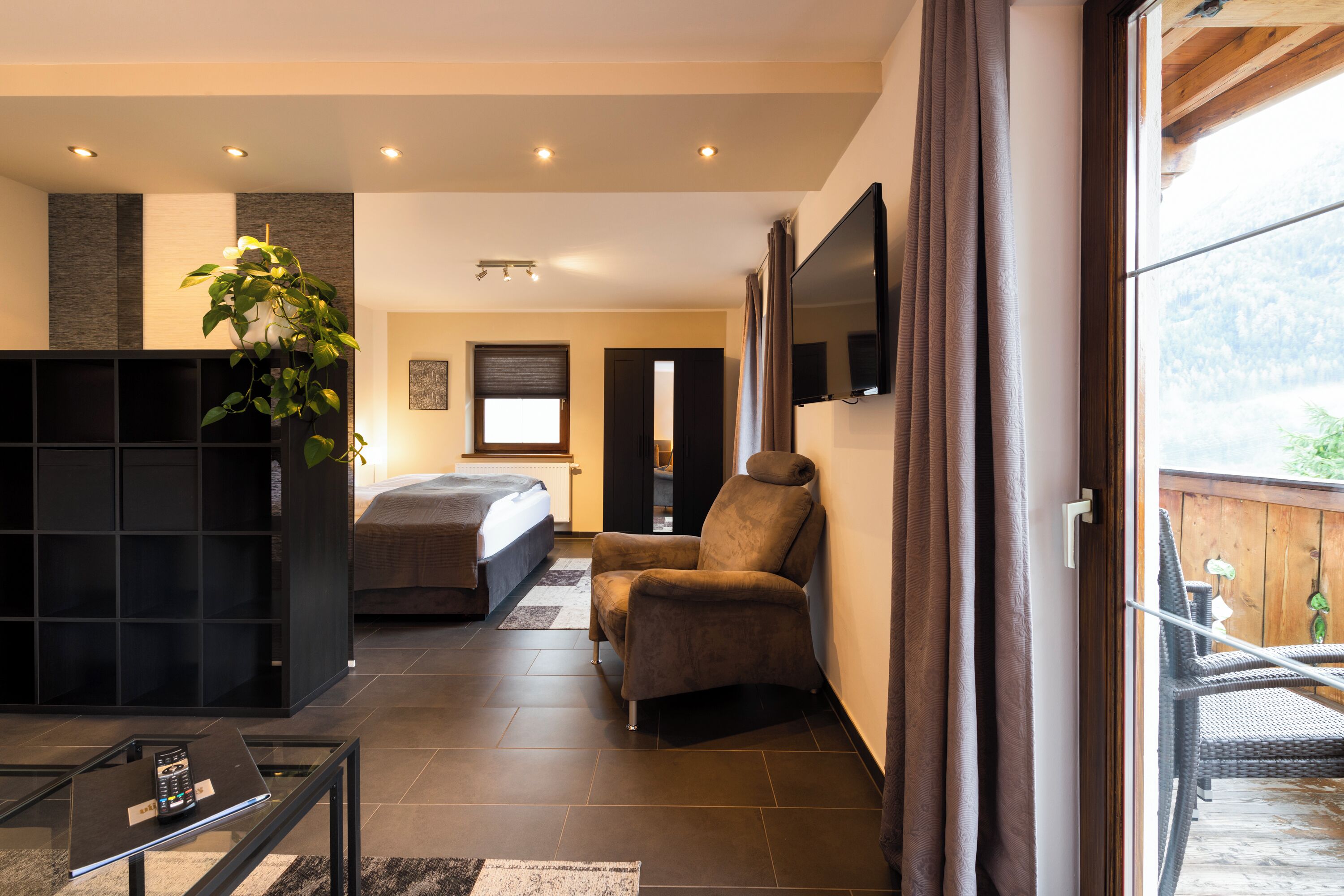 Appartamento Superior, 2 camere da letto, cucina | Area soggiorno | TV a schermo piatto 35 pollici con canali satellitari