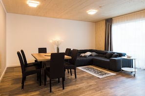 Departamento Confort, 1 habitación, cocina | Área de sala de estar | Televisión de pantalla plana de 35 pulgadas con canales vía satélite 