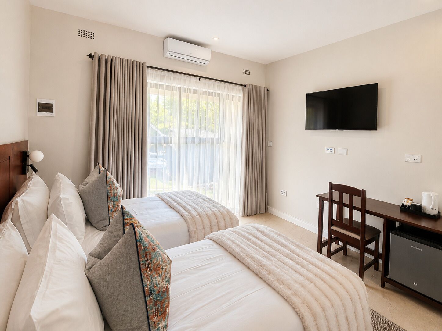 Twin Room | In-room safe, desk, blackout drapes, soundproofing