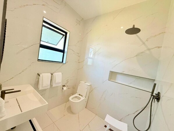 Free toiletries, hair dryer, towels, soap - 19 On Bay Noakes (Harare)