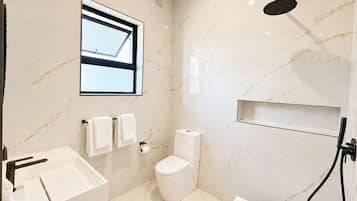 Shower, rainfall showerhead, free toiletries, hair dryer