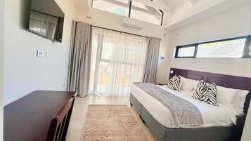 Quarto casal luxo, vista para o jardim | Cofres nos quartos, cortinas blackout, quartos à prova de som