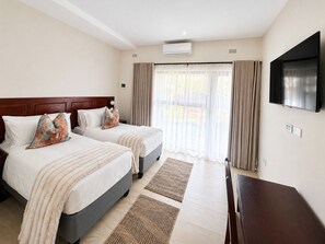 Twin Room | In-room safe, desk, blackout curtains, soundproofing - 19 On Bay Noakes (Harare)