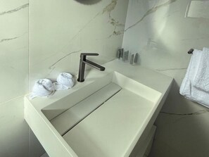 Dobbeltrom – comfort, hageutsikt | Bad