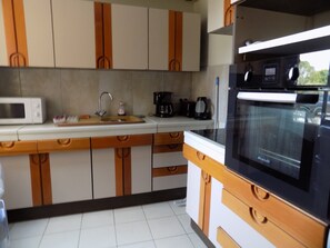 Private kitchen - Vrbo Property (Saint-Bénigne)