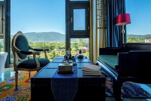 Quarto casal básico, vista para o jardim