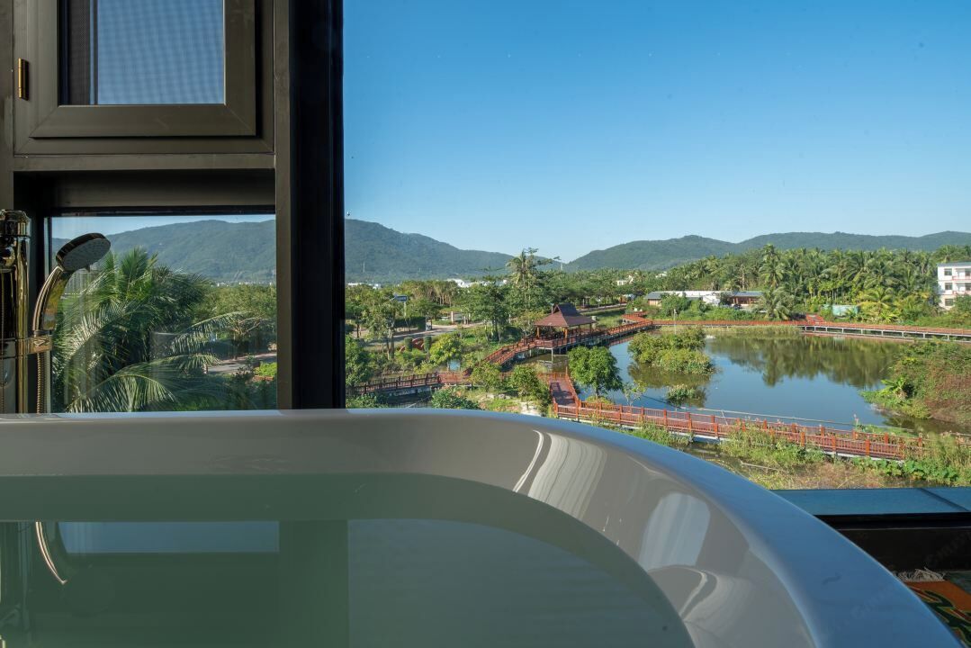 Quarto casal básico, vista para o jardim