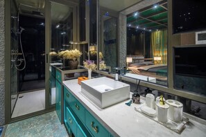 Chambre Double Luxe, vue jardin | Salle de bain