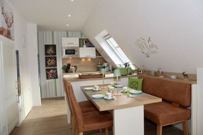 Fridge, microwave, oven, stovetop - Platzhirsch - New Platzhirsch vacation apartment in Greetsiel for relaxed (Krummhörn)