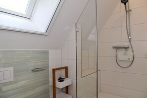 Shower, hair dryer - Platzhirsch - New Platzhirsch vacation apartment in Greetsiel for relaxed (Krummhörn)