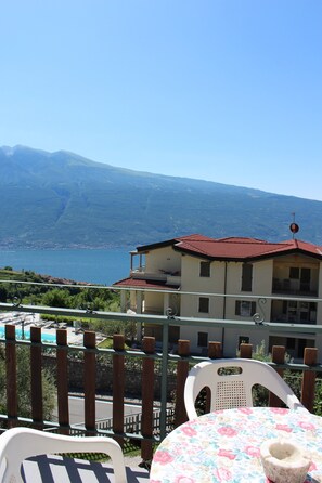 Outdoor dining - Cozy 90 sqm apartment in Tignale with pool, garden, terrace, parking and Wi-Fi (Aer)
