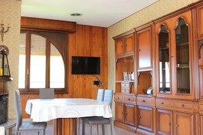 Dining - Cozy 90 sqm apartment in Tignale with pool, garden, terrace, parking and Wi-Fi (Aer)