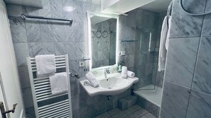 Shower, hair dryer, towels - House Rundblick Apartment 1 - Rundblick (Sylt)