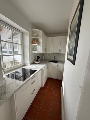 Fridge, microwave, oven, stovetop - House Rundblick Apartment 1 - Rundblick (Sylt)