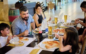 2 restaurants; lunch and dinner served