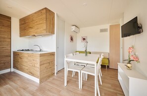 Comfort Mobile Home | Dining | 2 restaurants; lunch and dinner served