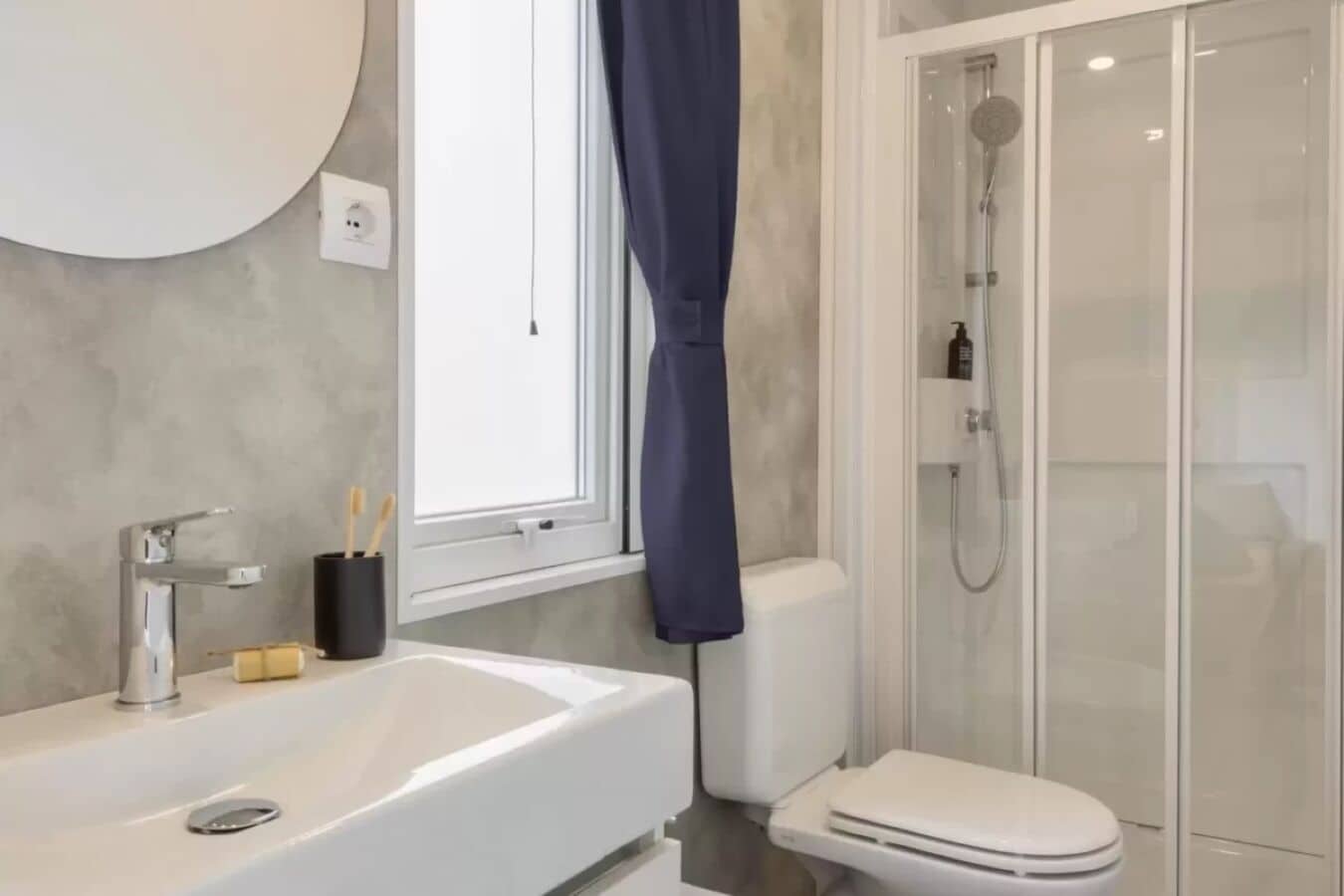 Premium-mobile home | Badeværelse | Bruser, bidet, håndklæder, Toiletpapir