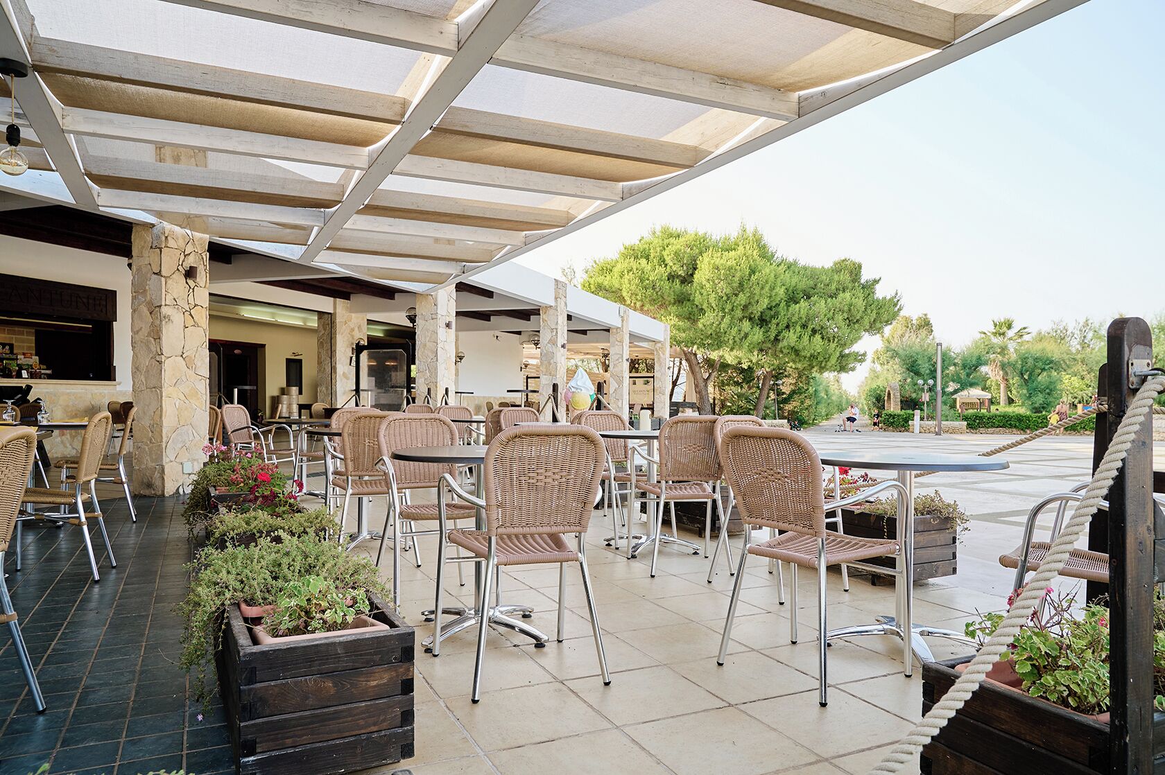 2 restaurants servant le déjeuner et le dîner, plats Cuisine italienne
