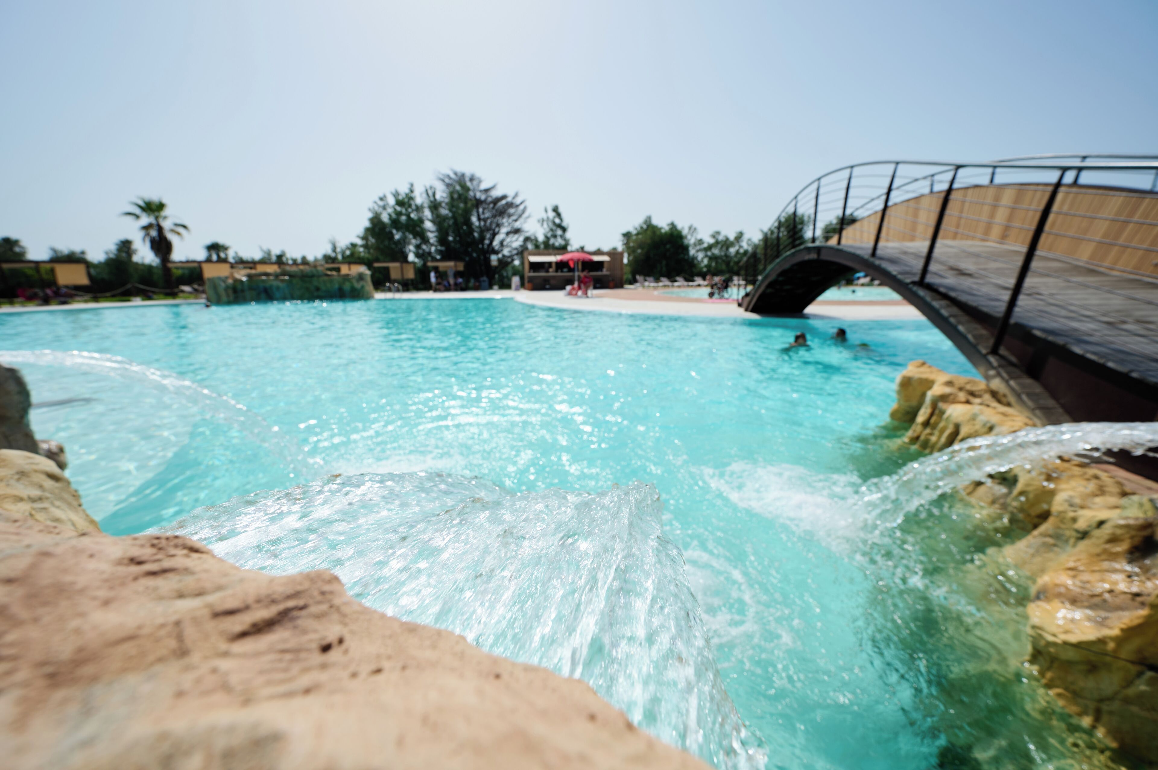 Piscine extérieure, chaises longues