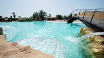 Piscine extérieure, chaises longues