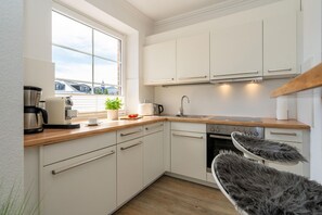 Coffee/tea maker, fridge, microwave, oven - Syltliebe - Modern and central app. for 4 persons with balcony, car (Sylt)