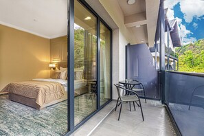 Deluxe-Doppelzimmer, Balkon, Hügelblick