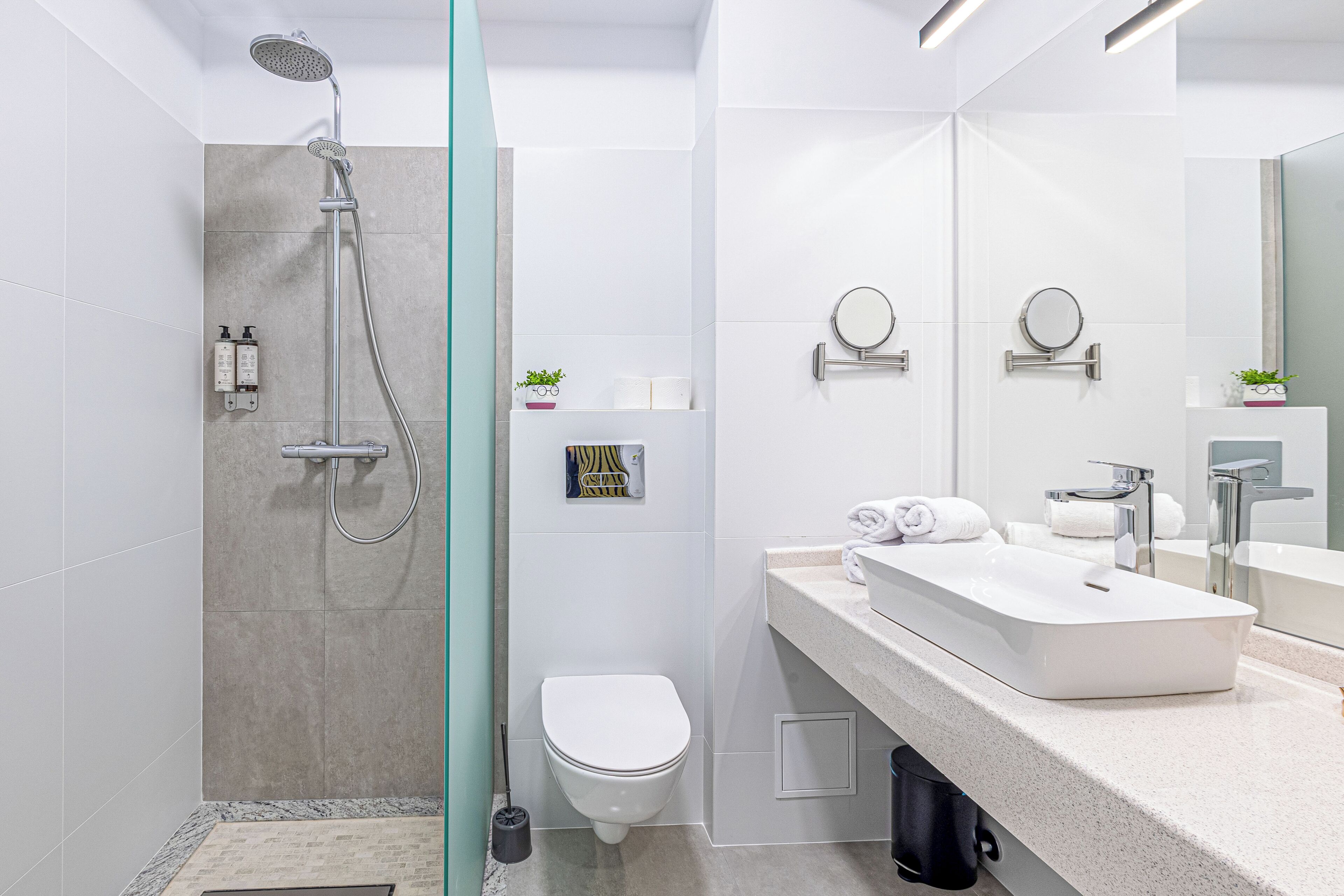 Ein modernes Badezimmer mit Dusche, Toilette und Waschbecken.