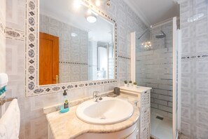 Dusche, Haartrockner, Handtücher