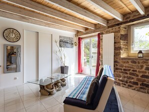 Interior - Vintage Kerlipot House with Private Terrace, Shared Garden & Wi-Fi in Ploubezre (Ploubezre)