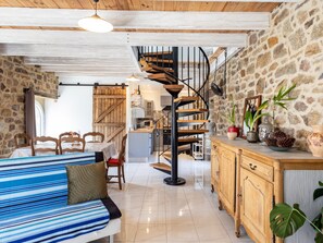 Interior - Vintage Kerlipot House with Private Terrace, Shared Garden & Wi-Fi in Ploubezre (Ploubezre)
