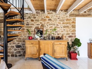 Interior - Vintage Kerlipot House with Private Terrace, Shared Garden & Wi-Fi in Ploubezre (Ploubezre)