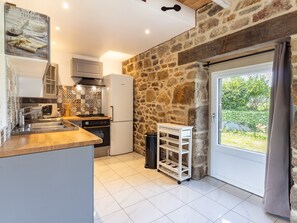 Fridge, microwave, oven, stovetop - Vintage Kerlipot House with Private Terrace, Shared Garden & Wi-Fi in Ploubezre (Ploubezre)