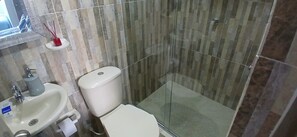 Toallas, jabón, papel de baño 