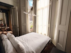 1 bedroom, iron/ironing board, WiFi, bed sheets - Dual Aspect, Bright, High Ceilings (London)