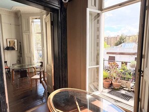 Interior - Dual Aspect, Bright, High Ceilings (London)