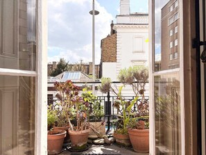 Interior - Dual Aspect, Bright, High Ceilings (London)