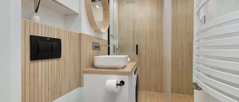 Shower, hair dryer, towels, shampoo